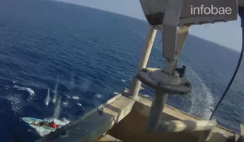 Enfrentamiento espectacular entre piratas somalíes y los guardias de un buque de carga