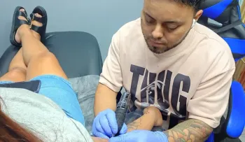 Mujeres y adultos de hasta 72 años dominan la clientela en los estudios de tatuajes