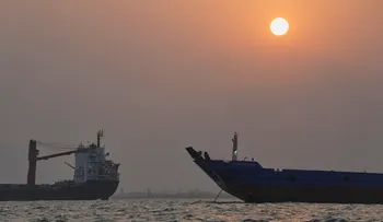 El mercado petrolero resiste más de seis meses de guerra entre EEUU e Irán con rutas alternativas y reservas