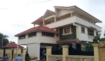 Policía allana casa de regidor acusado de muertes y se lo lleva preso