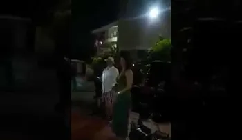 Un hombre desenmacara en una fiesta a su esposa cuernera con su mejor amigo, mostrando mensajes que se enviaban