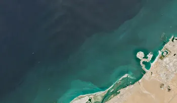 Derrame de petróleo del buque Gem No. 2 se extiende frente a Emiratos Árabes Unidos y obliga a cerrar playas