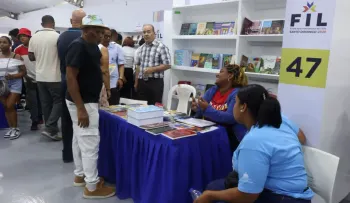 Visitantes de la Feria del Libro Santo Domingo destacan oferta editorial y llaman a la población a participar