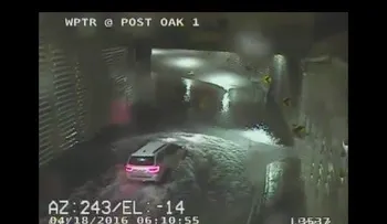 Muere ahogada al intentar cruzar en su coche un túnel inundado (FUERTES IMÁGENES)