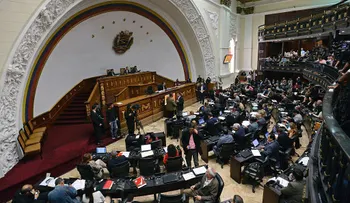 Buscan adelantar el fin del mandato de Maduro en medio del choque de poderes en Venezuela
