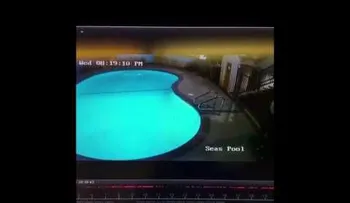 Escalofriante: un "youtuber" salta a una piscina y se fractura ambas piernas (VIDEO)
