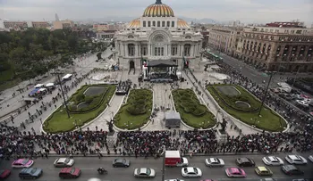 Mexicanos acuden al Palacio de Bellas para rendir tributo a Juan Gabriel