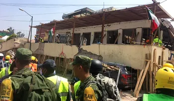 Rescatistas en México luchan contra reloj para salvar a una niña atrapada en los escombros de la escuela