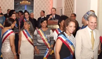 El cónsul Eduardo Selman felicita a la directiva del Desfile Dominicano de Nueva York
