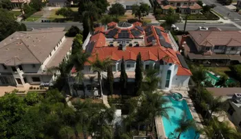 Pareja de California arrestada por abuso infantil en investigación de gestación subrogada con 21 niños