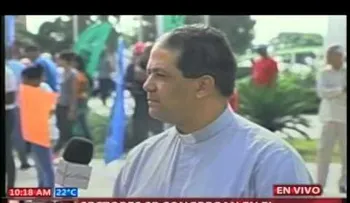 Hombre se crucifica frente al Congreso contra el aborto