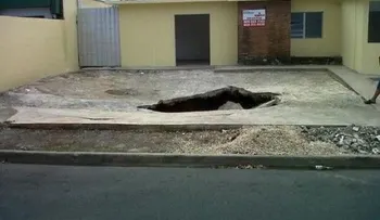 Se desploma parqueo en Los Prados