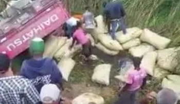 Un hombre identificado como Diomedes Ramiro Martínez Liberato, muere al volcarse camión cargado de arroz
