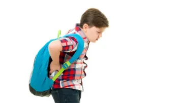 El dolor de espalda no es tan común en niños: deberías atenderlo lo antes posible