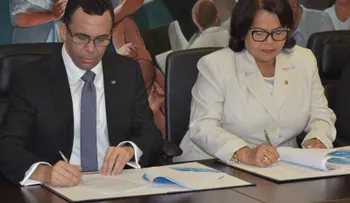 Ministro Andrés Navarro firma acuerdo con la UASD para fortalecer formación de docentes y modalidad técnico profesional