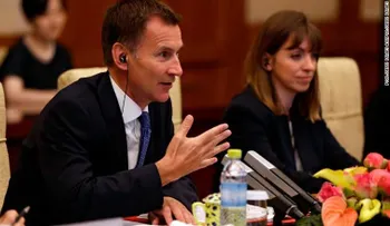 Jeremy Hunt, ministro británico, dice por error que su esposa china es japonesa... en Beijing