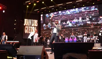 Ramón Orlando celebra sus 50 años de merengue ante un Estadio Olímpico repleto