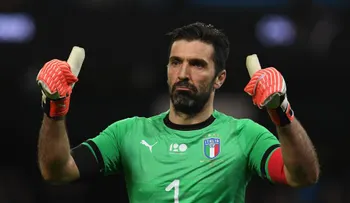 Gianluigi Buffon firma con el PSG
