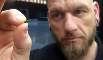 Microchip colocado por empresa a sus empleados; sirve como tarjeta electrónica, abrir puertas y operar impresoras