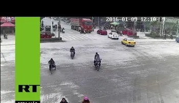 Tres mujeres en moto se salvan de morir arrolladas por un camión