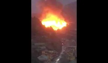 Masivo incendio arrasa varias viviendas en China (VIDEO)