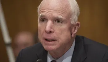 John McCain admite pasó documentos al FBI sobre alegado chantaje ruso a Donald Trump