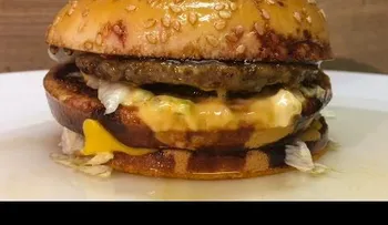 Esto es lo que pasa si echamos ácido sulfúrico sobre un Big Mac