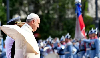 El papa Francisco casa a una pareja a bordo del vuelo de Santiago de Chile a Iquique
