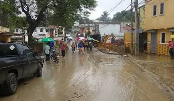 Sectores inundados en Santiago por desborde de arroyo en Gurabo