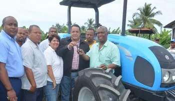 Gobierno entrega tractor a ganaderos de Azua, presidente cumple promesa