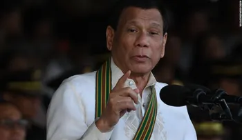Presidente de Filipinas Rodrigo Duterte causa indignación tras beso "misógino"