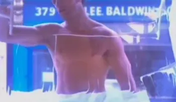Divertido comercial: Sexy limpiador de ventanas cautiva a clientas de peluquería (Video)