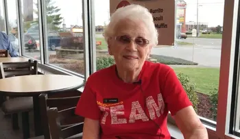Tiene 94 años, festejó 44 de trabajo en McDonald s y no se quiere retirar