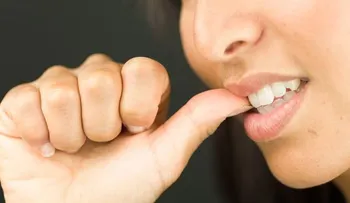 Los efectos peligrosos y perjudiciales de morderse las uñas