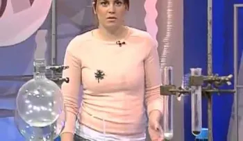 Conductora se desmaya en un programa en vivo (VIDEO)