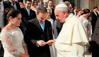 El Papa casa a 20 parejas en el Vaticano 
