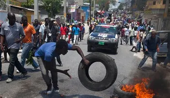 Miles marchan contra Martelly en Haití; los dispersan con gas