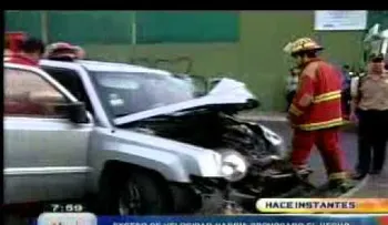 Hombre muere tras estrellar su vehículo contra un poste de luz 