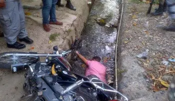 Hombre muere frente a su casa al caer de motocicleta en Mao