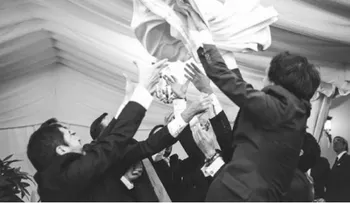 Invitados dejan a novia parapléjica tras lanzarla al aire en su boda