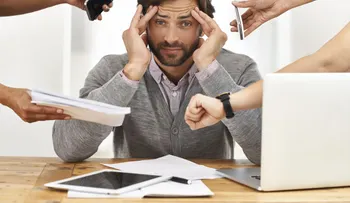 Hablar con otros es el mejor antídoto contra el agotamiento; consejos para no terminar "quemado" por el estrés 