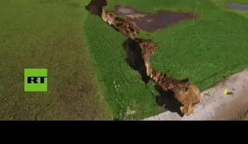 En Nueva Zelanda se abre la tierra y aparece el socavón más grande que se haya visto