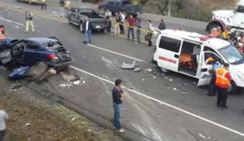 Ambulancia que traía cadáver a Baní se accidenta y muere el chofer