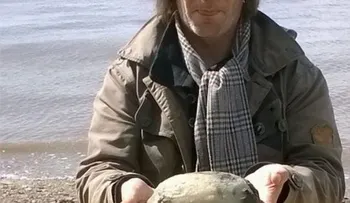 Esta pareja encontró algo muy extraño en la playa...