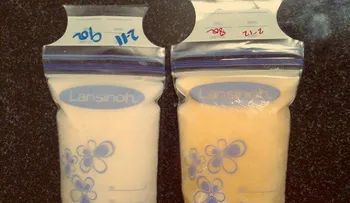 Ella subió una foto de su leche materna, con un día de diferencia: En las redes se volvieron locos