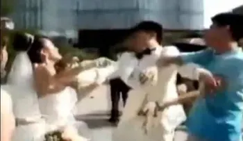Un exnovio del novio se lo lleva en plena boda