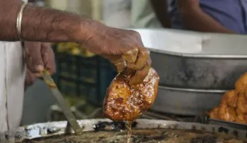 Video: Insólito: Mete sus manos en aceite a 200°C