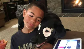 La entristecida historia de un niño con vitiligo que viajó a conocer a un perro con su misma condición