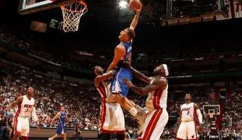 Video â?" Brutal donqueo de Blake Griffin contra Bosh y Lebron