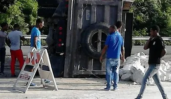 Camión cargado de piedra se vuelca en la 6 de Noviembre